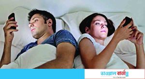 রাত জেগে স্মার্টফোন ব্যবহারে কি ক্ষতি হচ্ছে শরীরের, জেনে নিন