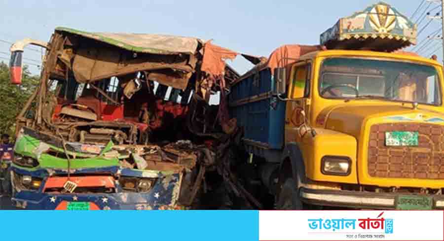 ট্রাকের পেছনে বাসের ধাক্কা, নিহত ৪ ট্রাকের পেছনে বাসের ধাক্কা